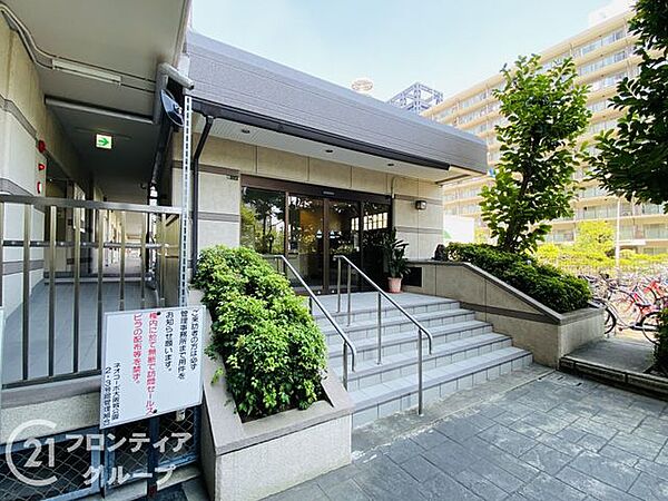 落ち着いた雰囲気のエントランスは、訪れる人に心安らぐ空間を提供し、温かく迎えてくれます！