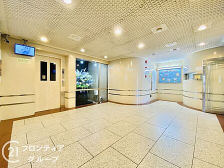静かな気品が漂うホールは、各住戸へと向かう動線を優美に彩ります。細部にまで意匠を凝らした意匠が、お部屋にたどり着くまでのわずかな時間さえも、特別な日常のひとコマへと変えてくれます
