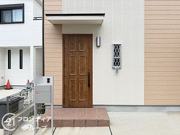明るく開放的な玄関で、気持ちよく一日をスタートできます