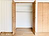 収納：たっぷりと荷物を収納できる大容量のクローゼットを備えています。衣服はもちろん、季節ものの家電やスーツケースなどもまとめてしまえるため、居室空間を広く無駄なく活用することができます
