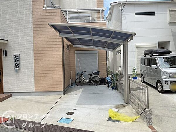 広々とした駐車スペースを備えた外観は、車の出し入れがスムーズで便利です。家族の車を安心して停められます