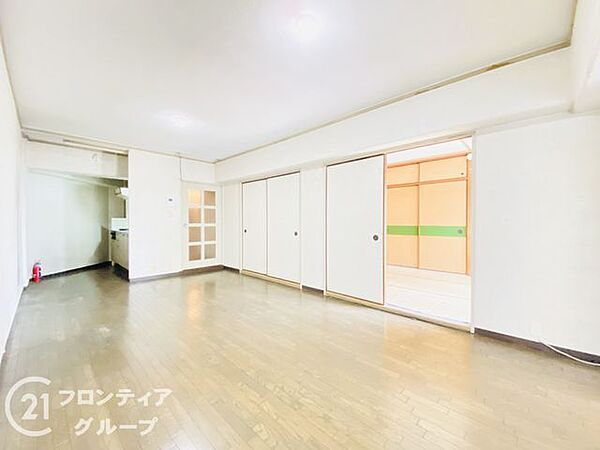 大きな窓から柔らかな光が差し込むリビングは、家族が自然と集まりたくなる心地よい空間です。木の温もりを感じるフローリングと開放的な空間設計が、日常にワンランク上のゆとりと安らぎをもたらします