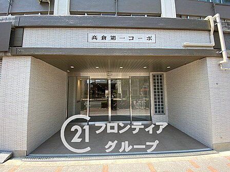 重厚感あふれる門構えが、静寂に包まれたプライベート空間へと導きます。細部にまでこだわり抜いた素材使いが、住まう人を優しく迎え入れ、日々の疲れを癒やしてくれる格式高い空間です