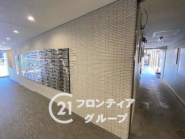 質感豊かな上質なロビーで、至福のひとときを過ごせそうですね！柔らかな照明に包まれた静かな空間は、住人同士の交流などにもピッタリの空間です