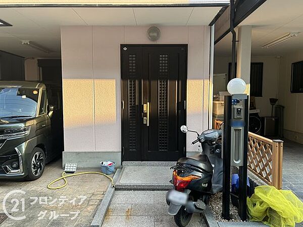 帰宅するたびにホッとするような優しさと風格を兼ね備えた玄関！整理整頓のしやすさと使い勝手の良さを追求した、家族の笑顔が自然と集まる明るく開放的なエントランス！