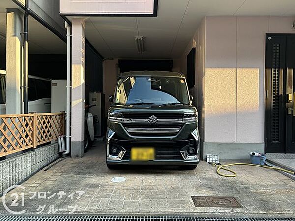 玄関から駐車場までの動線が短く、重い荷物の持ち運びも楽々なのが嬉しいですね！雨の日でも濡れにくくスムーズに乗降できる工夫は、日々の暮らしにゆとりと優しさをもたらしてくれますね！