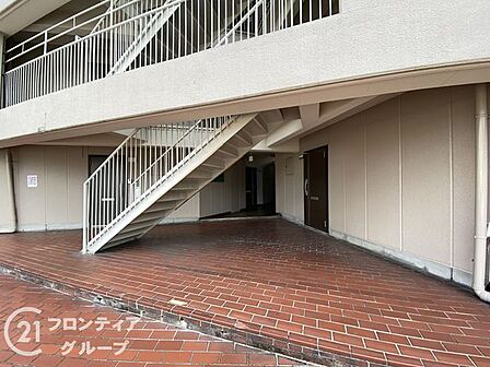 落ち着いた色調のタイルが敷き詰められたロビー空間は住まう方の品格を感じさせる仕上がりです ゆとりある広さが確保されておりお出かけの際や帰宅時のひとときを優雅に演出する静かな時間が流れています