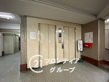 複数基のエレベーターが完備されており忙しい朝の通勤や通学時にもゆとりを持って行動できます 洗練されたデザインのホール部分は清潔感にあふれ日々の移動をスムーズかつ快適にサポートしてくれます
