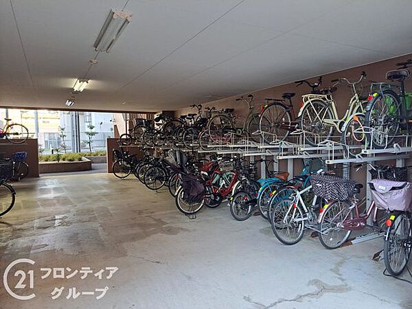 屋根付きの駐輪場は、雨風から自転車を守り、安心して利用できる便利で快適な設備です！