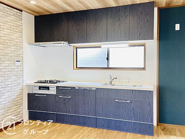 3口コンロ付きのキッチンは、調理の効率が良く、同時に多くの料理を作れる便利で機能的な空間です