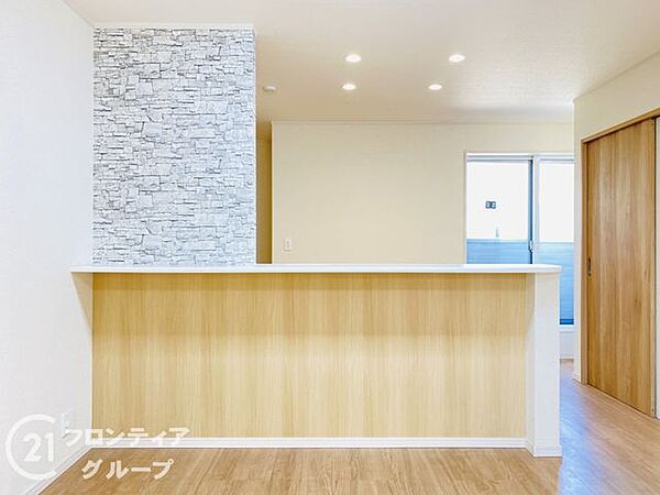 お料理中もリビングにいる家族の気配を感じられる対面式キッチンは嬉しいですね！毎日の家事が楽しくなるような明るく開放的なデザインです