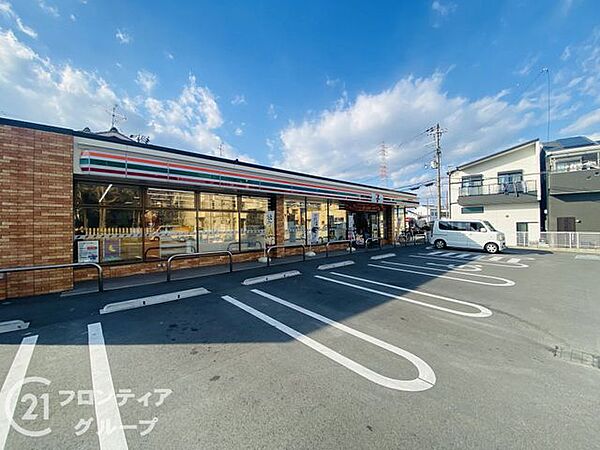 セブンイレブン四條畷塚脇町店 徒歩11分。 840m