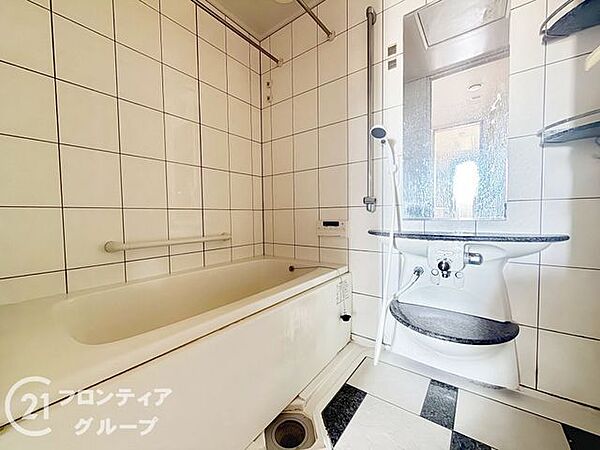 モノトーンを基調としたモダンなデザインがとても素敵ですね！広々とした浴槽でゆったりと足を伸ばせば、ホテルで過ごしているかのような優雅な気分を毎日自宅で味わうことができそうですね！