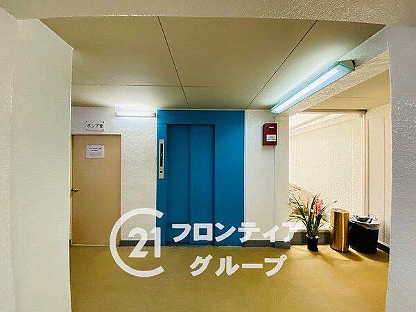 毎日利用する場所だからこそ、デザイン性と清潔感にこだわりたい共有部ですね！照明が優しく灯り、エレベーターを待つわずかな時間も、穏やかな気持ちで過ごせそうな工夫が感じられますね！