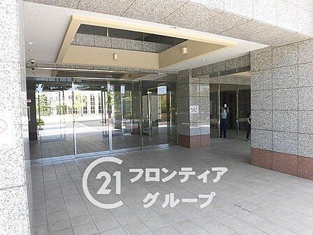 まるで高級ホテルのようなゆとりあるエントランスは、訪れる人を優しく迎え入れてくれますね!計算された照明の配置が落ち着いた雰囲気を演出し、日々の喧騒を忘れさせてくれるような上質な空間が広がっていますね!