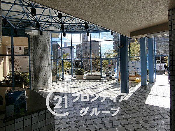 大きな窓から柔らかな光が降り注ぐロビーには、洗練された調度品が配され、上質な寛ぎを演出しています。コンシェルジュが控えるホスピタリティ溢れる空間が、日々の暮らしに深い安心と心地よさを添えます
