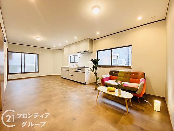 陽光がたっぷりと降り注ぐリビングは、ナチュラルな木目のフローリングが温かみを演出しています。家具の配置がしやすい開放的な間取りで、家族団らんの時間がより一層深まります