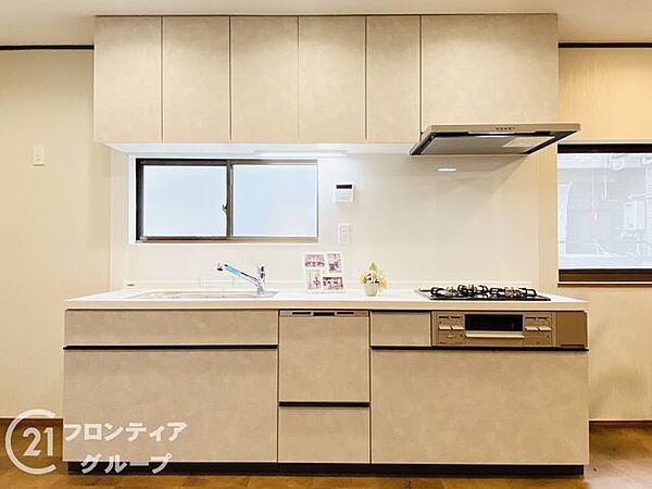 窓からは心地よい光が差し込み、換気もしやすくて安心ですね！手元が明るいので作業もしやすく家族との会話を楽しみながら美味しい食事を作れる理想的な調理空間です
