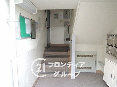 隅々まで手入れの行き届いた清潔感あふれるエントランスが居住者様を優しく迎えます。セキュリティに配慮された設計で、プライバシーを守りながらも開放的な空間が心地よい毎日を演出します