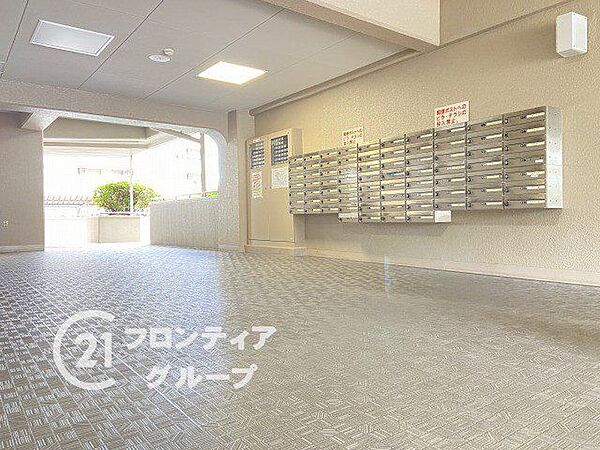 暖かな照明が灯るエントランスホールは、住まう方を優しく迎え入れる上質な空間です。整理整頓された清潔感のある空間が、日々の管理体制の良さを物語っています