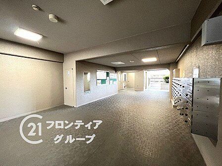 モダンな意匠が光るゆとりあるロビーラウンジ！上質な素材で統一された空間は、住まう人同士のささやかな交流や憩いのひとときを華やかに彩る贅沢な共有スペースです！