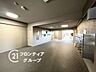 その他：モダンな意匠が光るゆとりあるロビーラウンジ！上質な素材で統一された空間は、住まう人同士のささやかな交流や憩いのひとときを華やかに彩る贅沢な共有スペースです！