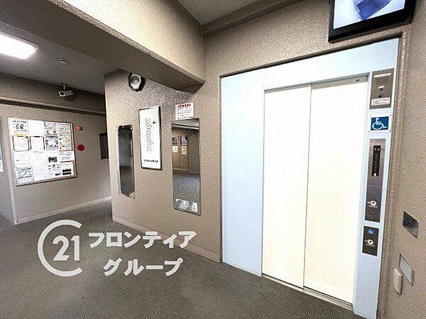 視認性の高いエレベーターや広めの通路など、細かな配慮が嬉しい設計ですね！ベビーカーや大きな荷物を持っていてもスムーズに移動できる、住む人に優しい住環境です
