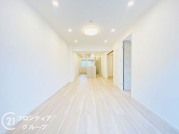 家族の笑顔が自然と集まる、明るく心地よいリビングですね！コンシェルジュが寄り添う安心感の中で、都心を眺めながら過ごすティータイムは、他では味わえない特別なステータスを感じさせてくれますね！