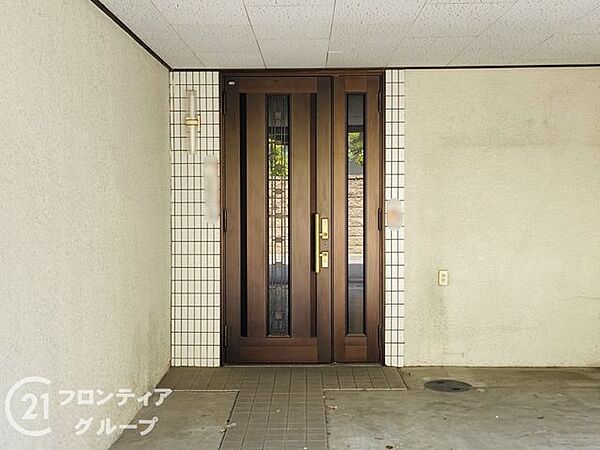 玄関を開けると広がる明るい空間が、帰宅した家族の心を解きほぐしてくれますね！スーパーが近いため、お買い物帰りに重い荷物を抱えていても、スムーズに家の中へ運び込める動線の良さも魅力です