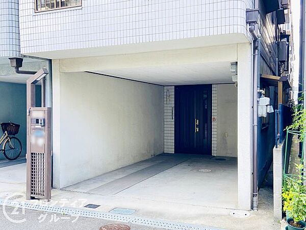 趣味の道具もたっぷりと置けそうなガレージスペースですね！お天気を気にせずお買い物やお出かけの準備ができるのは、小さなお子様がいるご家庭やアクティブな方にも非常に便利なポイントです