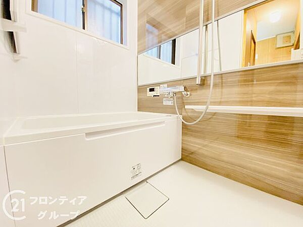 一日の疲れをリセットする憩いのリラックススポット！清潔感溢れるパネルとゆったりサイズの浴槽で至福のひと時を。家族みんなが快適に過ごせる、明るく機能的なバスタイムを約束する空間！