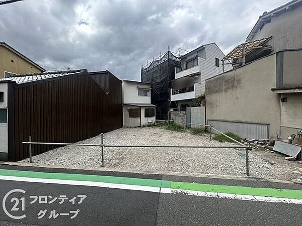 周辺はとても落ち着いた雰囲気で、小さなお子様がいるご家庭も安心して暮らせそうですね！ここから新しい生活が始まると思うとワクワクします。陽当たりの良さを活かした明るいリビングでの団らんが目に浮かびますね