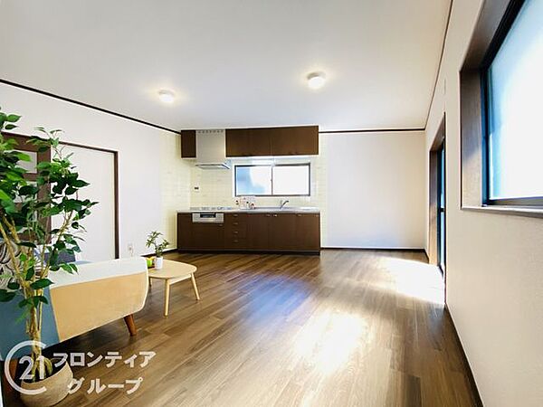 大きな窓からたっぷりの光が入り、お部屋全体がパッと明るい印象を与えてくれますね！家具の配置もしやすいシンプルな間取りなので、自分好みのインテリアで理想の空間作りを存分に楽しめそうですね