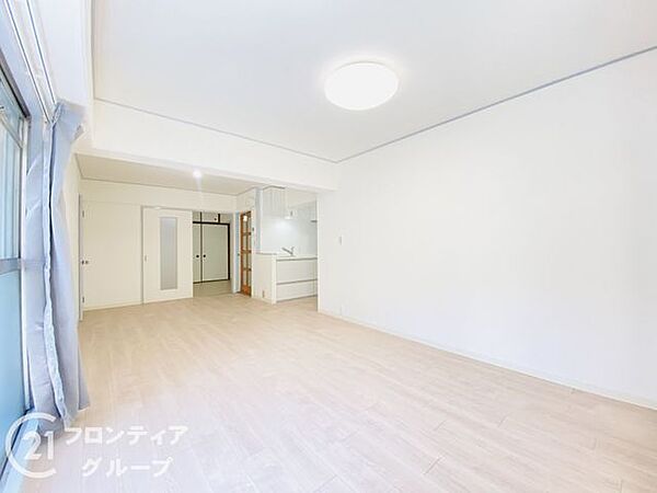 家族が自然と集まりたくなる、開放感たっぷりの明るいリビングですね！窓の外に広がる景色を眺めながら、ゆったりとしたソファでくつろぐ時間は、何物にも代えがたい贅沢で心地よいひとときになりそうですね！