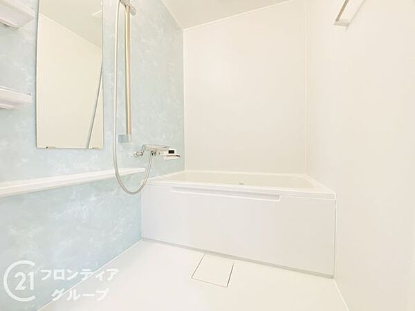 落ち着いた色合いでまとめられたバスルームは、一日の疲れを癒す至福のひとときを提供します。広々とした浴槽でゆったりと身体を伸ばせば、心身ともにリフレッシュできる心地よいプライベート空間が広がります