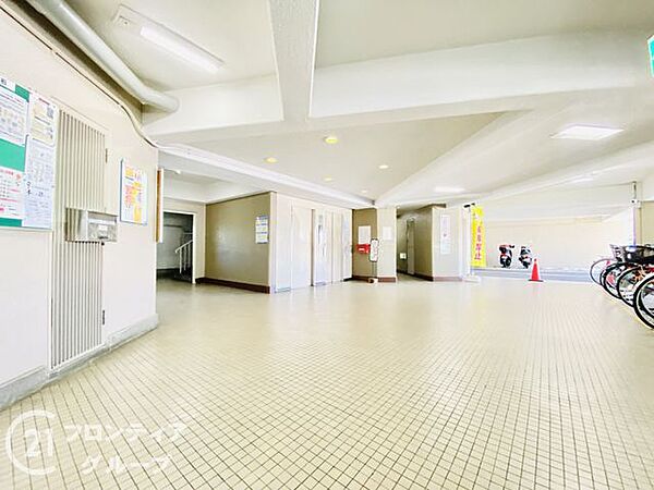 機能的なロビーで、住む人が快適に過ごせるよう配慮されています