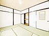子供部屋：明るく通風良好な子供部屋です。クローゼットや収納スペースも確保されており、玩具や教科書などを自分で整理整頓する習慣を育むのにもぴったりの環境です。