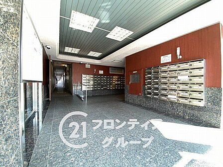 明るい光が差し込む広々としたロビーは住まう方同士の交流も深まる温かな雰囲気ですね 丁寧なサービスが日々の困りごとをサポートしてくれるので心にゆとりが生まれる快適な毎日が過ごせますね!