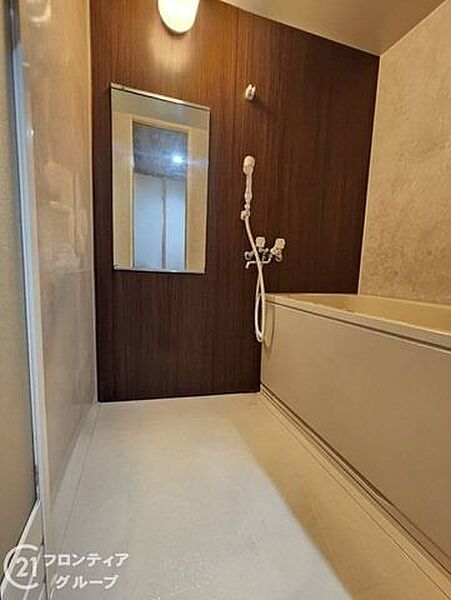 木目調のパネルが落ち着いた雰囲気を醸し出す癒やしのバスルームです。温かみのある照明と清潔感のある内装が心身ともにリフレッシュさせてくれる極上の空間となっており毎晩のバスタイムが待ち遠しくなりますね！