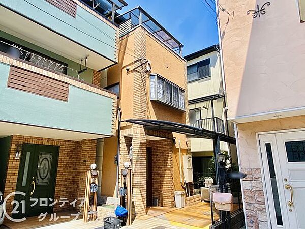 青空に映える優しい色合いの外観は、帰宅するたびにホッとする温かみがありますね！バルコニーからの陽当たりも期待できそうで、家族全員が明るい気持ちで新生活をスタートできそうな素敵な雰囲気ですね！