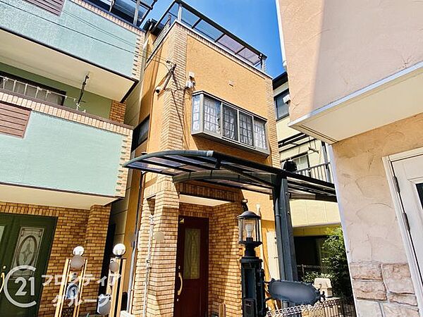 太陽の光を美しく反射する明るい外壁が印象的なお住まいです。築年数を感じさせない丁寧な手入れが施されており、周囲の街並みにも自然に溶け込む落ち着いた佇まいが魅力的です