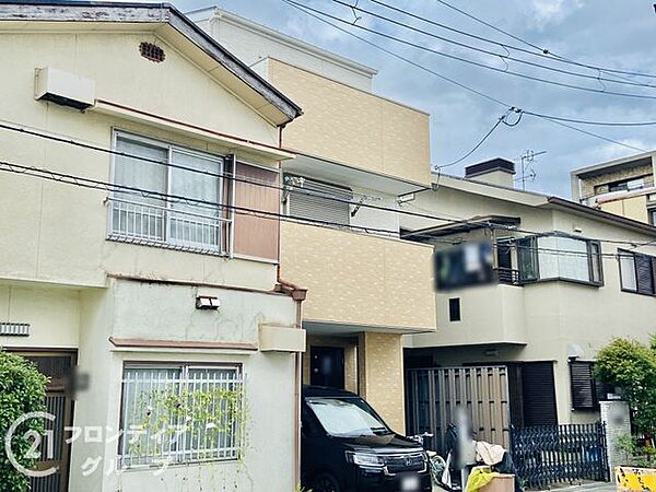 落ち着いた色味の外壁が都会的な印象を与える邸宅です。バルコニーが配置されており、採光と開放感にこだわった設計が魅力です。丁寧に使われてきた状態の良さがしっかり伝わります