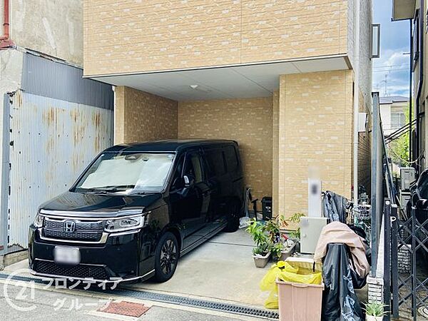 玄関近くに、お車の出し入れがしやすいフラットな駐車スペースを確保しました。お買い物帰りや雨の日でも、荷物の運び出しがスムーズに行えるのは大変便利です。毎日のフットワークが軽快になります