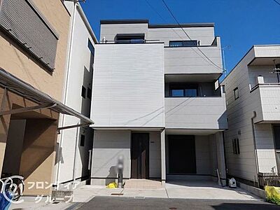 外観:都会的で洗練された外観は毎日の帰宅が楽しみになりますね!お手入れの行き届いた清潔感のある外壁は周囲の街並みに調和する洗練されたデザイン。新しい生活をここからスムーズにスタートできる心地よい住まいです 外観:都会的で洗練された外観は毎日の帰宅が楽しみになりますね!お手入れの行き届いた清潔感のある外壁は周囲の街並みに調和する洗練されたデザイン。新しい生活をここからスムーズにスタートできる心地よい住まいです