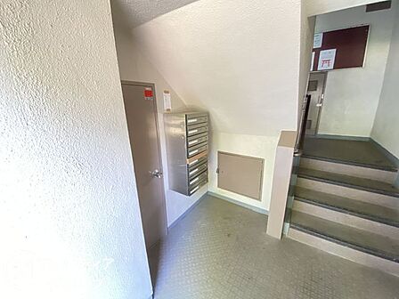 管理が行き届いたクリーンな共用スペースが上質な暮らしの質を証明しています 機能的に配置されたメールボックスなど細部にまで住む人への配慮が感じられる心地よい空間です