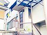 玄関：2階玄関までの階段は安心の屋根付きです。