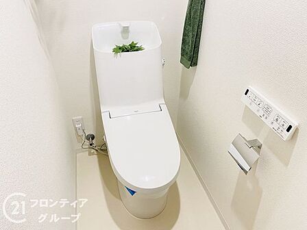 快適に利用できる清潔なトイレ空間。温水洗浄便座が完備されており、日々の暮らしに心地よさを提供します。