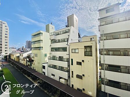 前面を遮るものがなく開放的な眺望が広がります。四季折々の空の表情を楽しみながら心地よい時間を過ごせます。