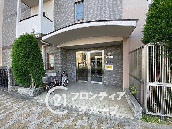 洗練されたデザインと清潔感に満ちたモダンなエントランススペースですね！毎日の外出や帰宅のたびに心地よい高揚感を与えてくれる、上質な住まいの顔となっています