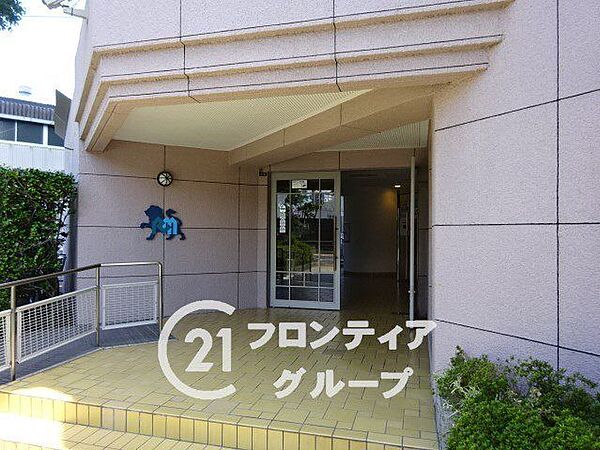 淡い色合いのタイル貼りが上品な落ち着きを感じさせるエントランスまわりですね！丁寧に手入れされた植栽の緑がアクセントとなり、住まう方を穏やかにお出迎えしてくれる空間です